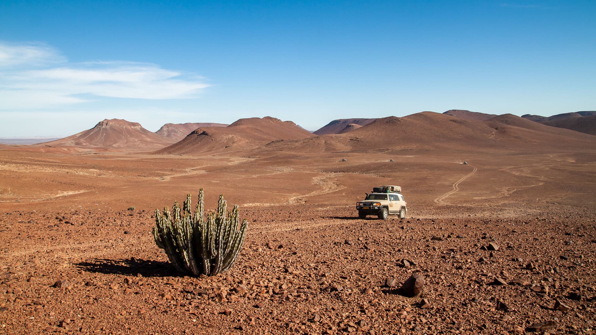 Im Damaraland beginnt das Abenteuer dort, wo die Straße endet: Ein Geländewagen folgt einer einsamen Spur durch Steinwüste, Sukkulenten und kahle Berge.