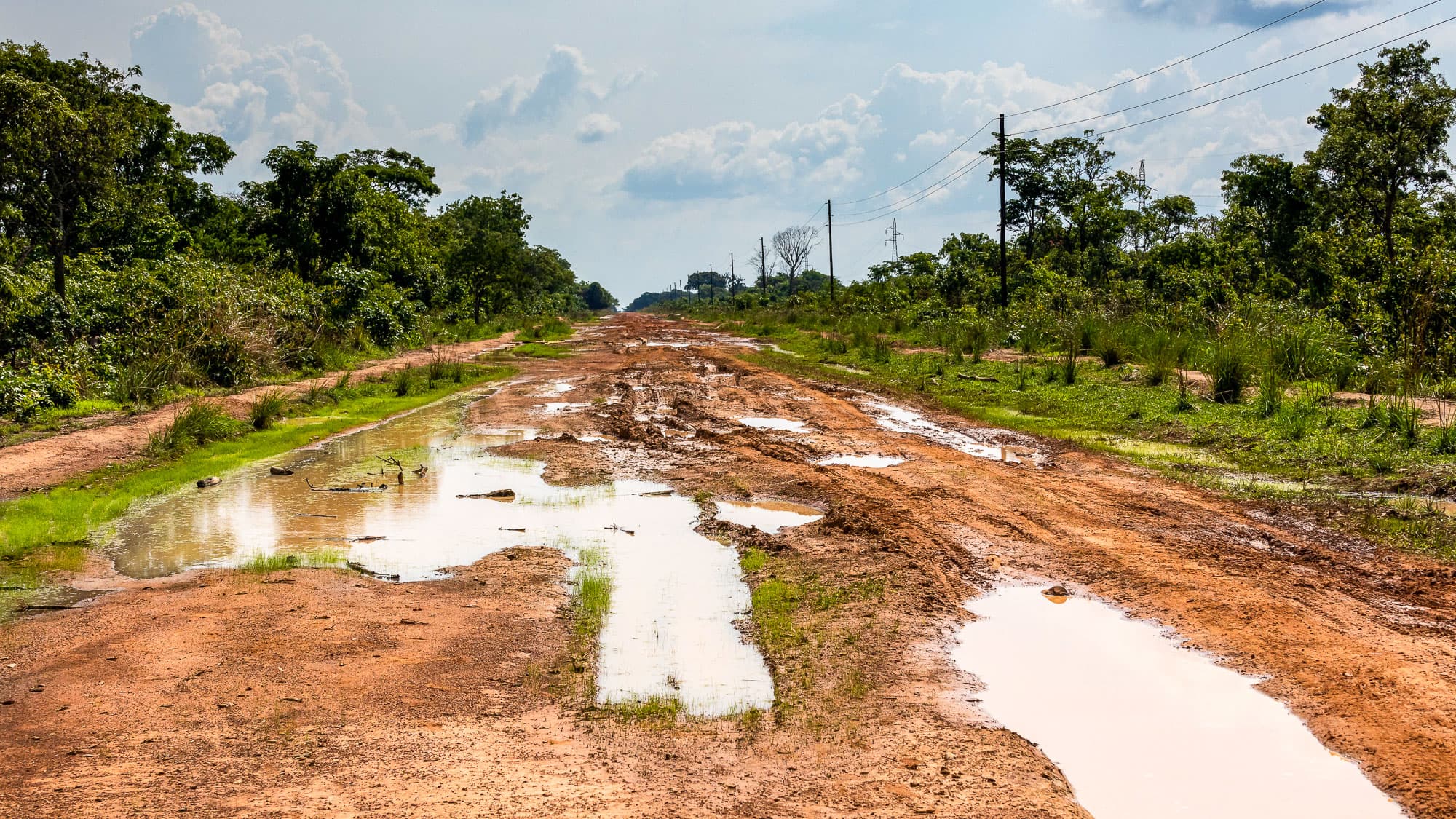 Zwischen Sesheke und Lusaka wird die Straße in der Regenzeit selbst zum Abenteuer: tiefe Pfützen, rote Erde und jede Menge Schlamm.