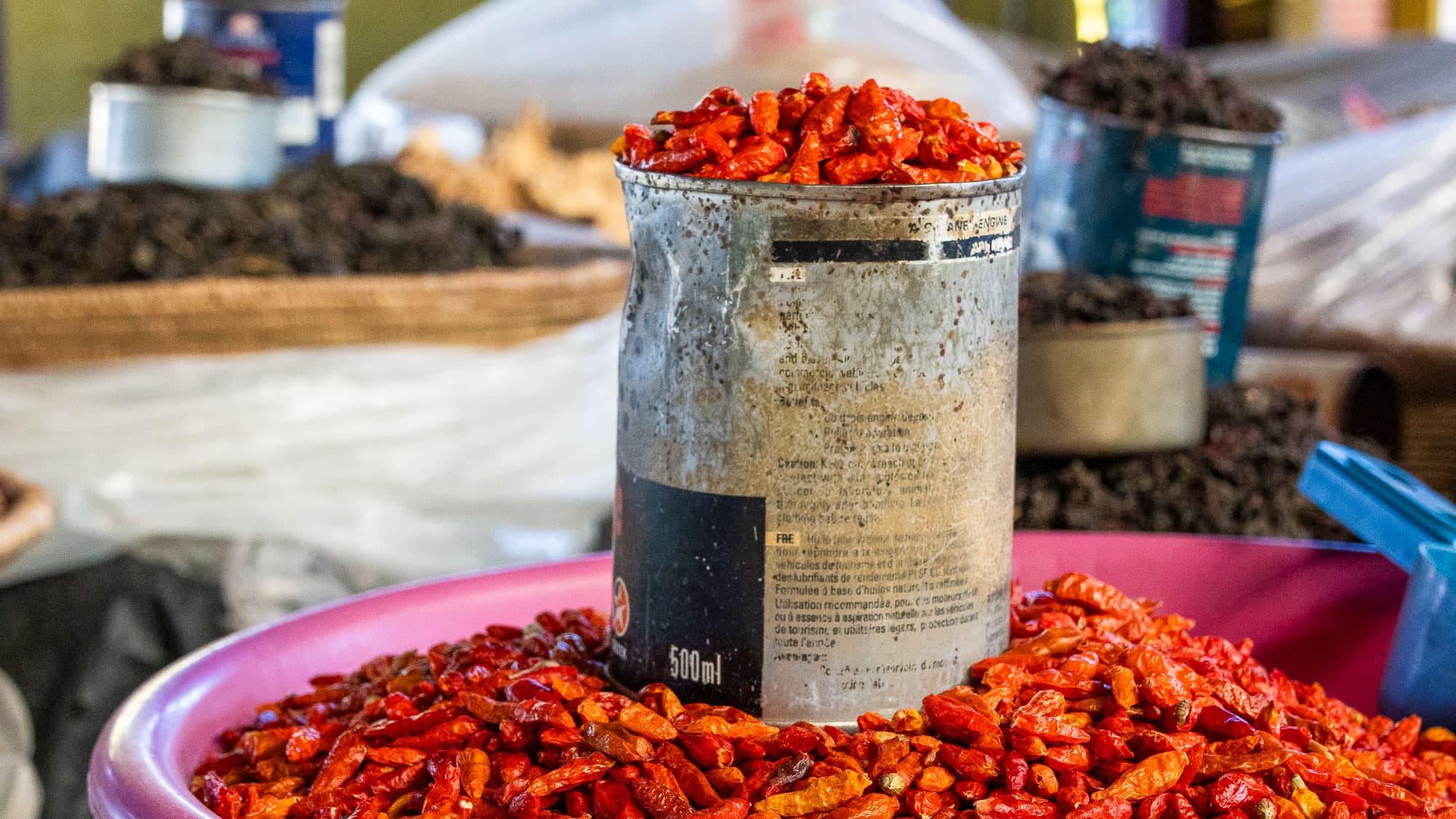 Leuchtend rote Chilischoten, abgemessen mit einer alten Metalldose: Auf Windhoeks Markt zeigt sich der Alltag farbenfroh und unkompliziert.