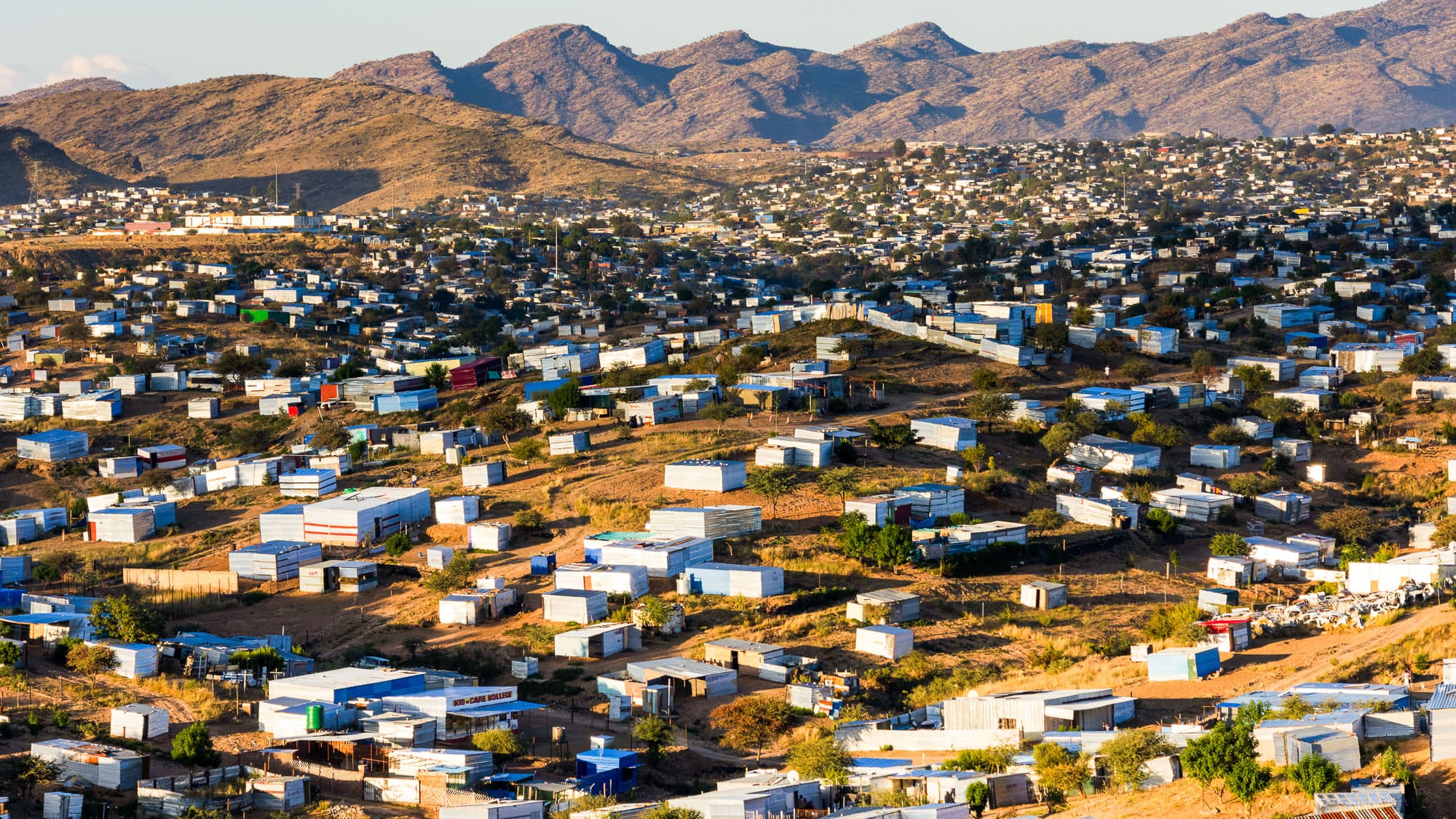 Wellblechhütten ziehen sich bis an die Hänge der Khomasberge: Katutura zeigt eine ganz andere, wichtige Seite von Windhoek.