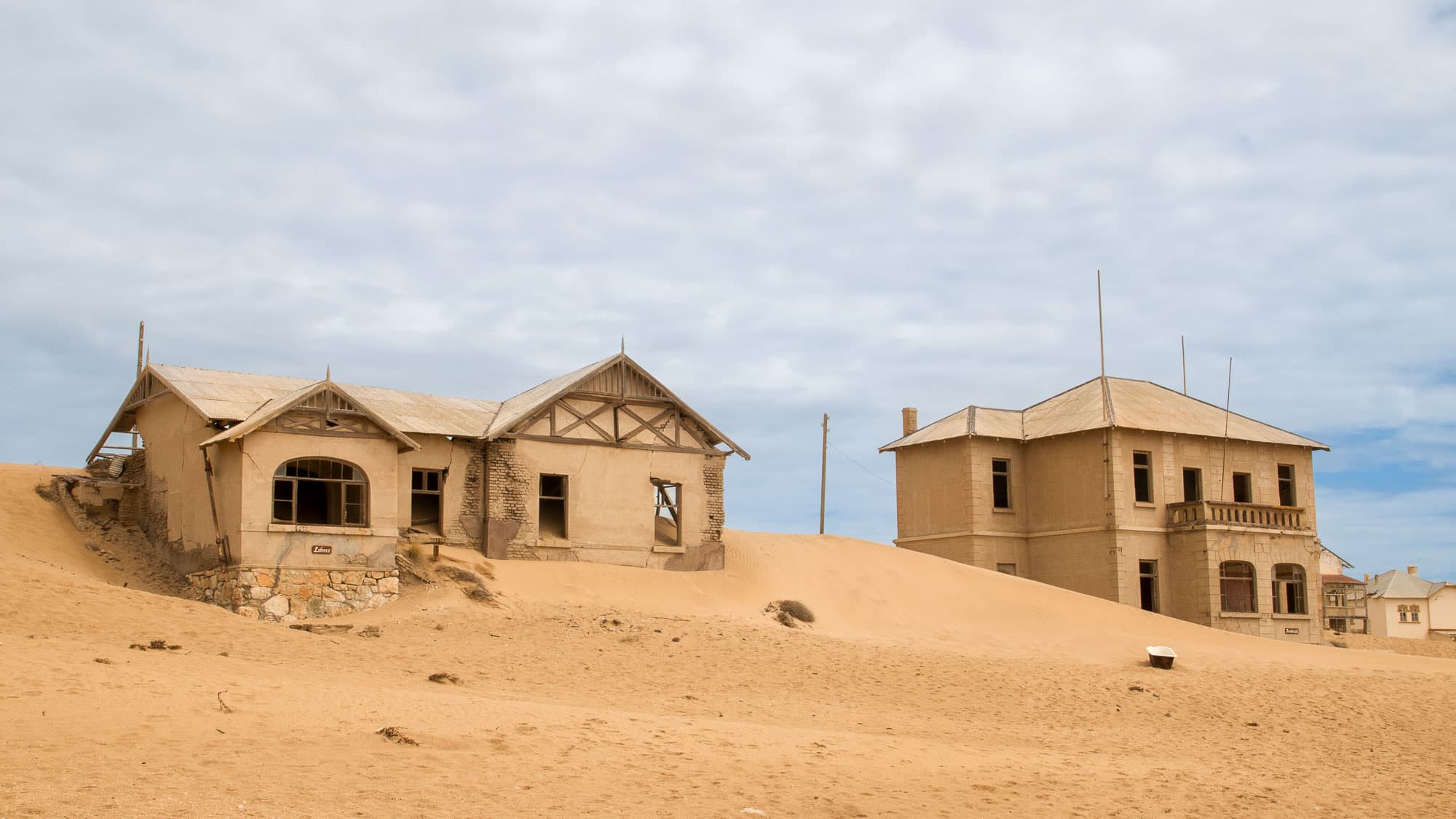 In Kolmanskop versinken prachtvolle Kolonialhäuser langsam im Sand - eine faszinierende Geisterstadt und stumme Zeugin des Diamantenbooms bei Lüderitz.