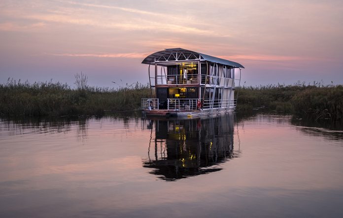 Namushasha River Villa, 5-Sterne-Hausboot in atemberaubender Landschaft.